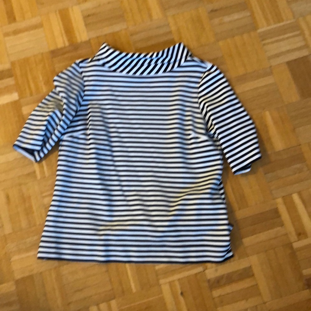 Gallery high quality top black&white stripe. Unique collar detail. Size M.